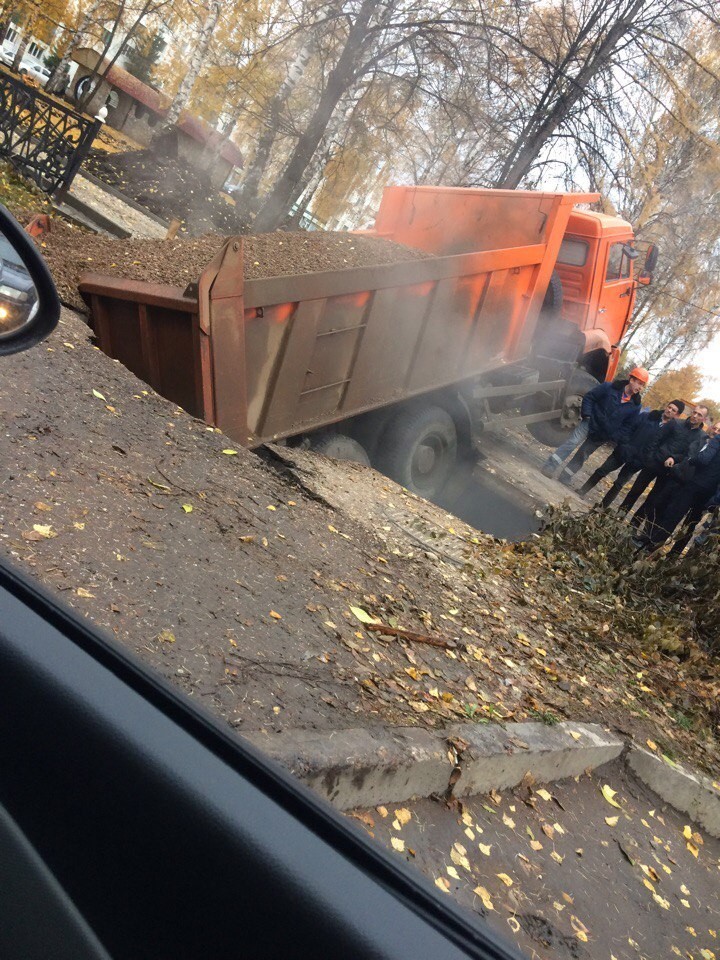 В Стерлитамаке камаз с ПГС провалился под асфальт - Камаз-Мастер, Привет читающим теги, Ремонт дорог