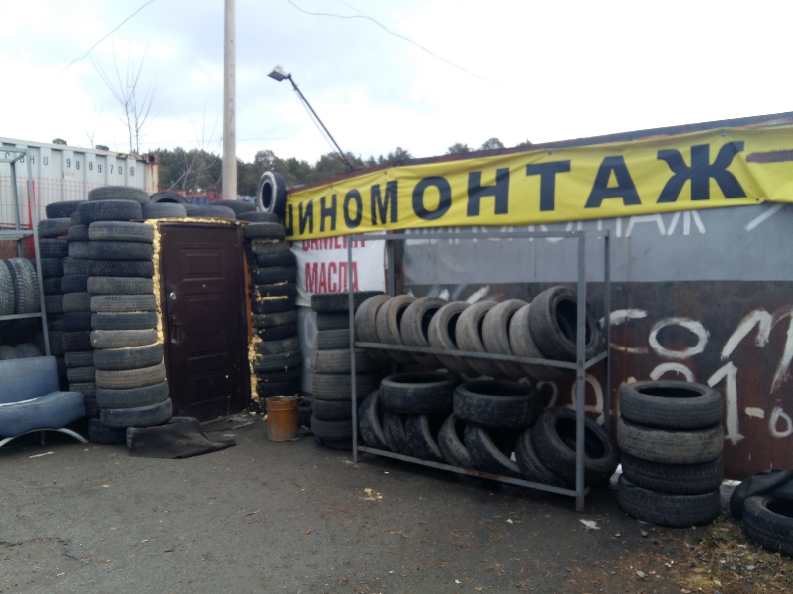 Toilet in a garage tire shop - My, Tire service, Toilet, Craftsmen