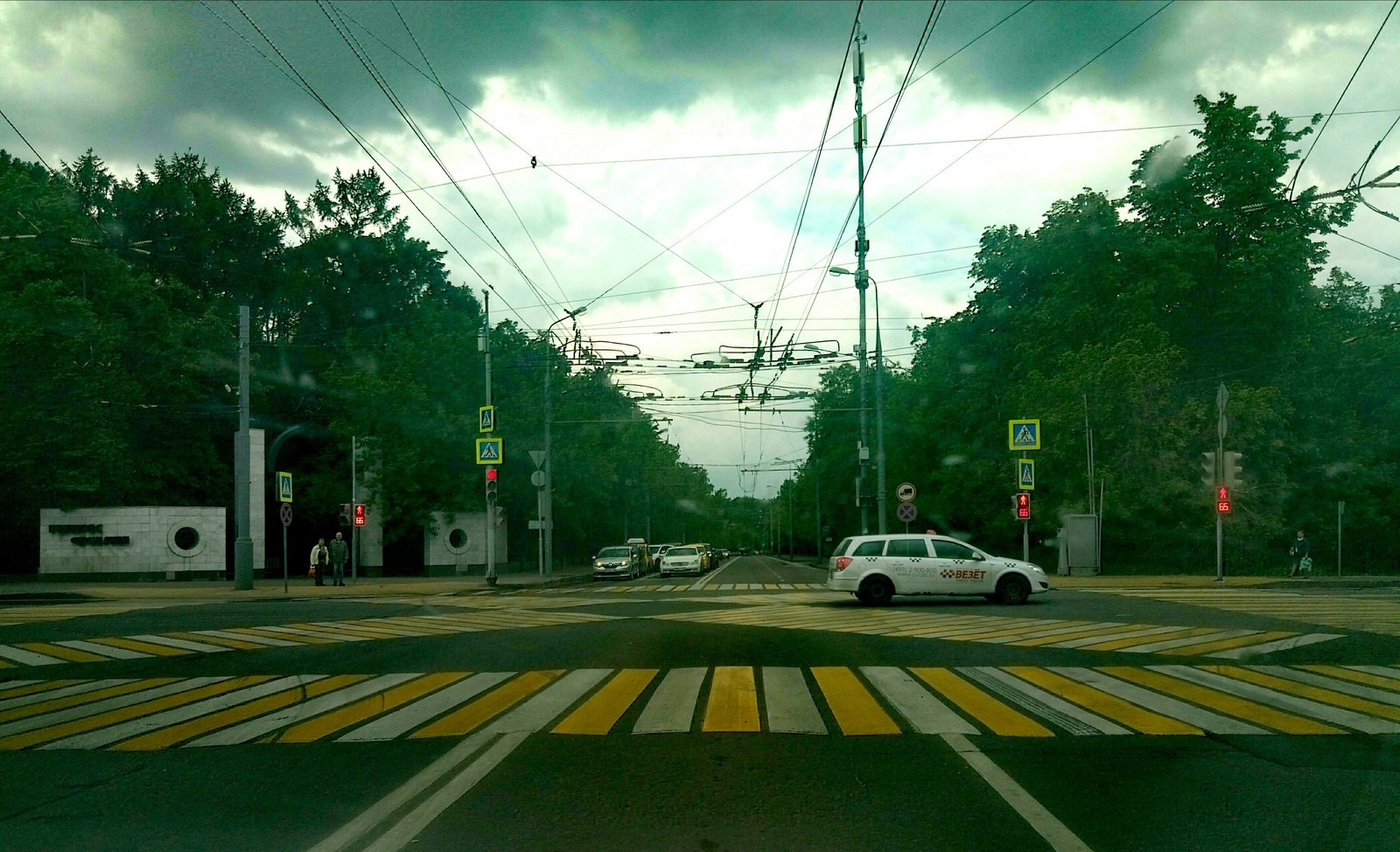 Crossroads on one of the Moscow streets “Pedestrian is always right, even when wrong” - Moscow, Russian roads, Как так?, Auto, A pedestrian, How?