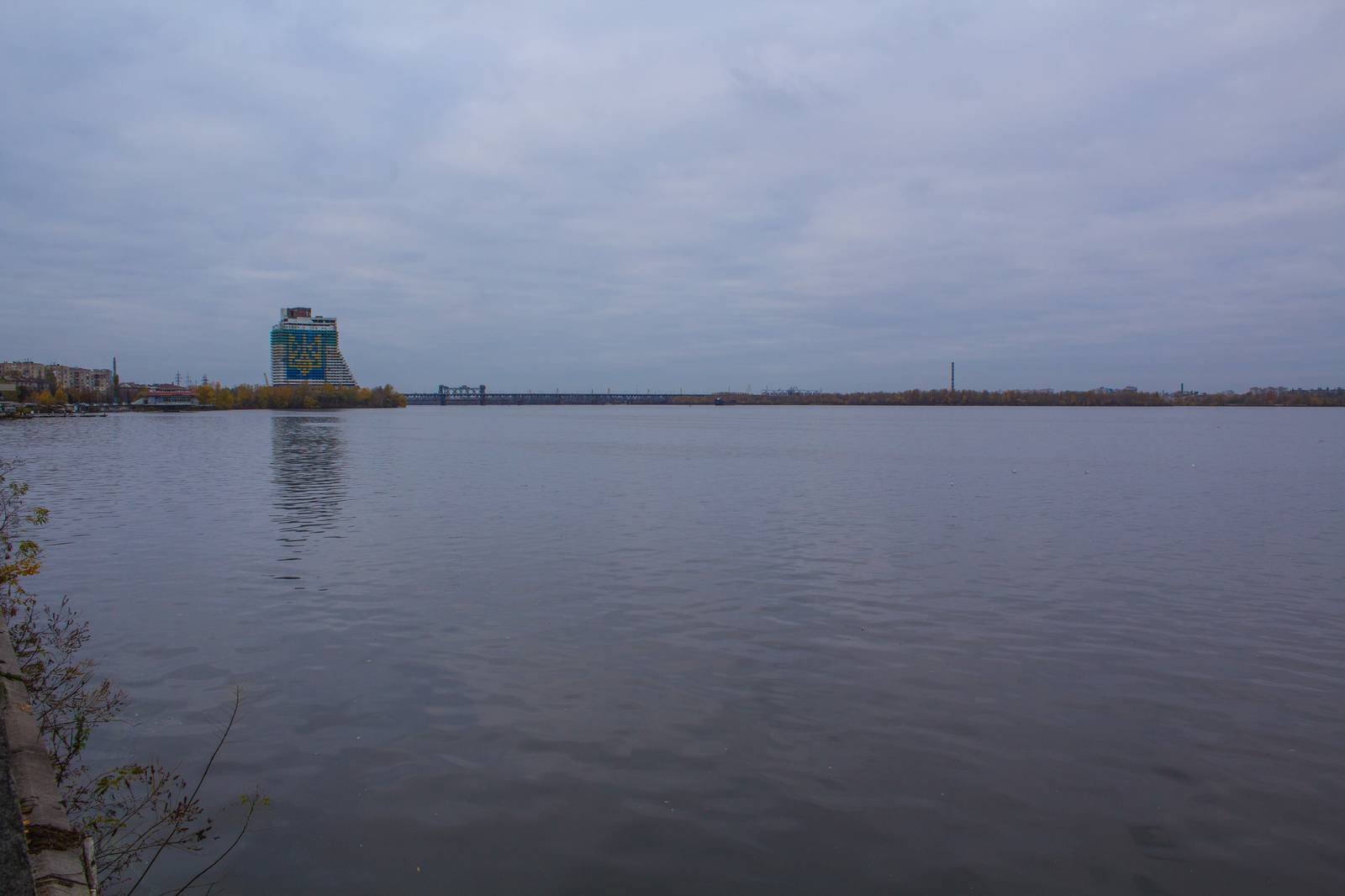 Autumn Dnieper - My, My, Dnieper, Autumn, Bridge, Mainly cloudy, , , Photo on sneaker, Longpost