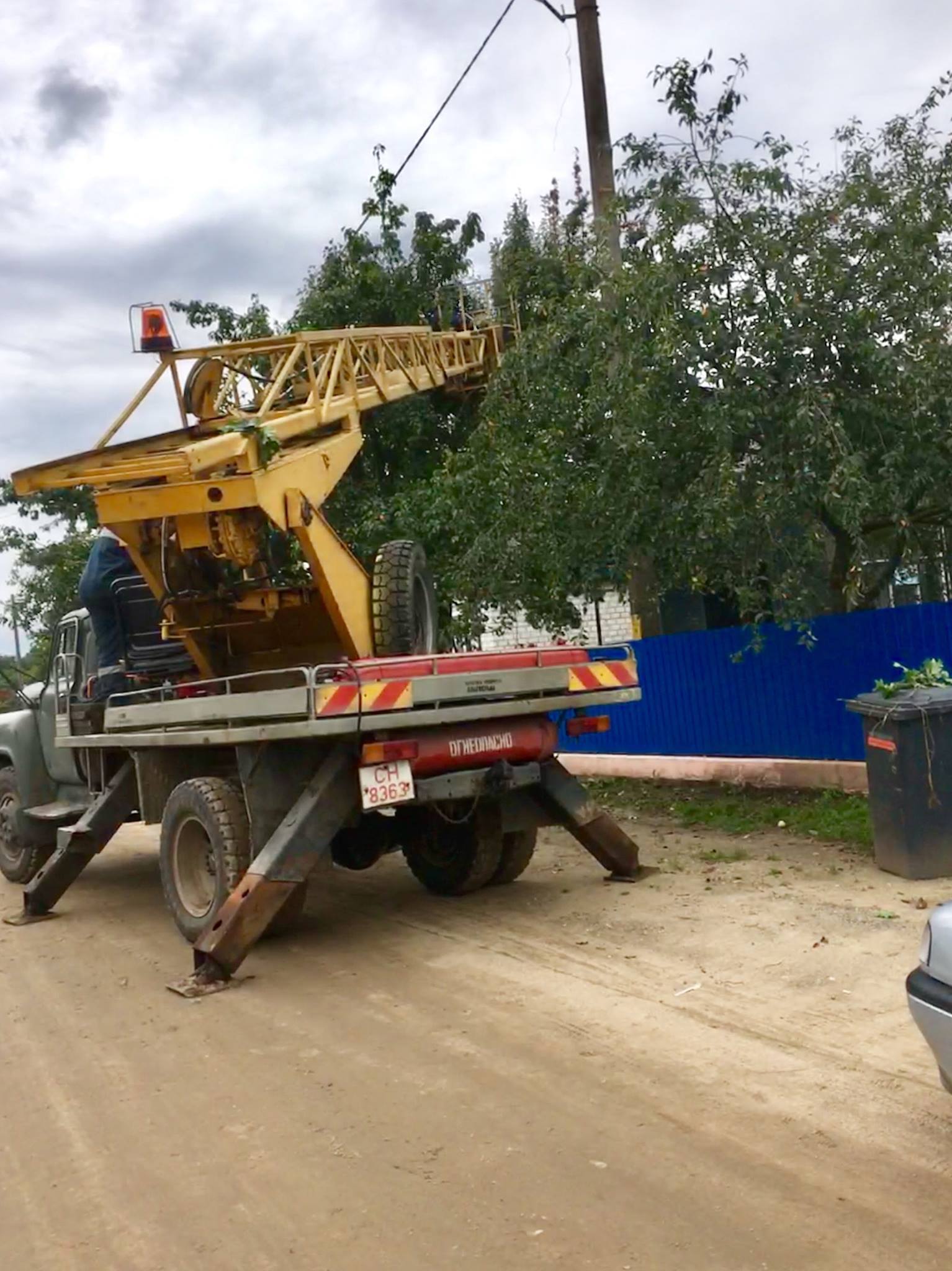 COLLECTING PEARS: It's good when you work on an aerial platform, and your boss lives in another village;) - My, Life hack, Village, Republic of Belarus