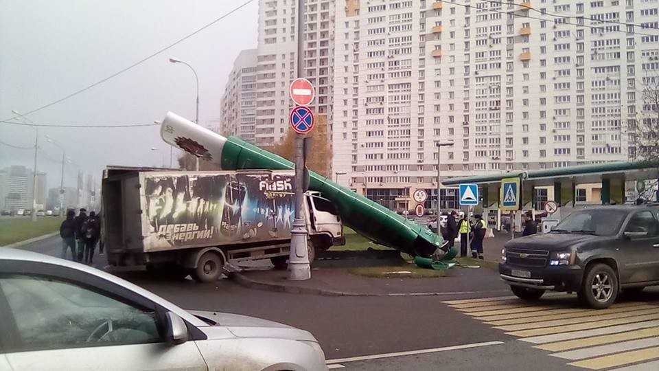 Так падают цены на бензин. - Заправка, Бензин, Авария