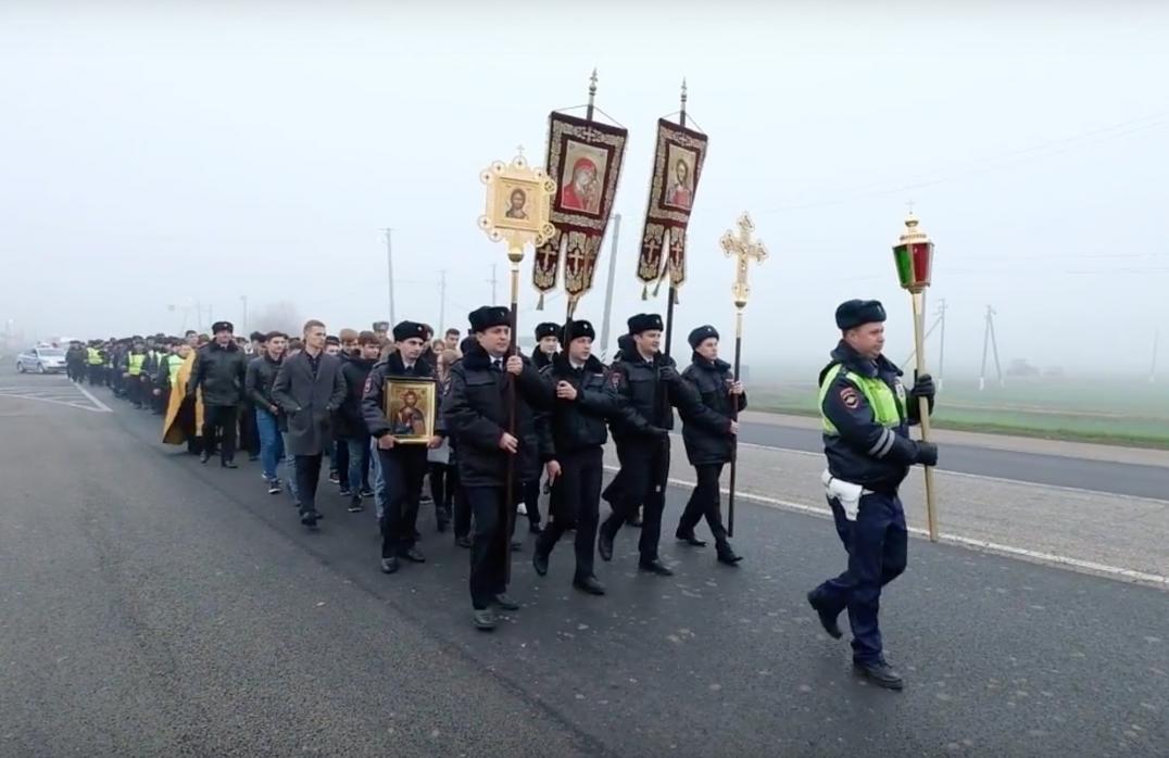 В Краснодарском крае сотрудники ГИБДД с крестами и иконами борются с ДТП - Краснодарский Край, ГИБДД, Крестный ход