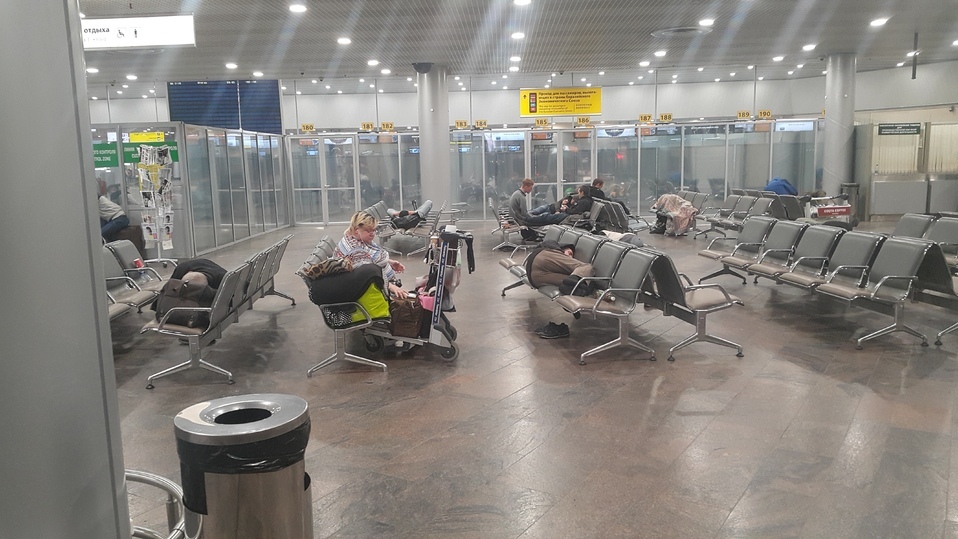 Eternal passengers of Sheremetyevo: “We wash in the toilets, we eat in the canteen for employees” - The airport, Sheremetyevo, A life, Homeless, Bum, Beyond reality, Longpost