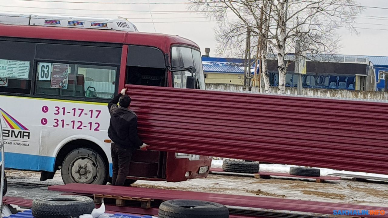 South Sakhalin drivers transport building materials in passenger buses - Sahkom, Sakhalin, Yuzhno-Sakhalinsk, Passenger Transportation, Building materials