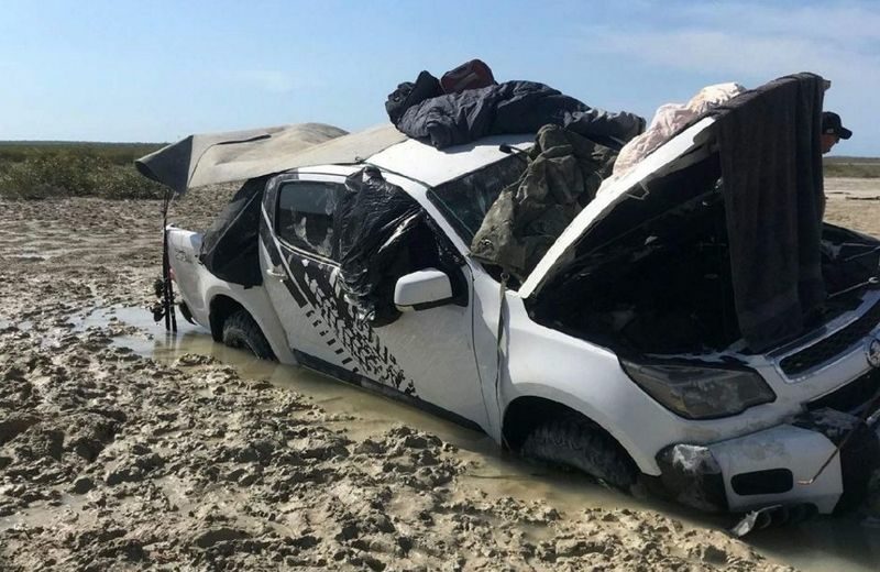 Два рыбака и собака четыре дня прожили в пикапе, спасаясь от крокодилов - Рыбалка, Крокодил, Еда, Крокодилы