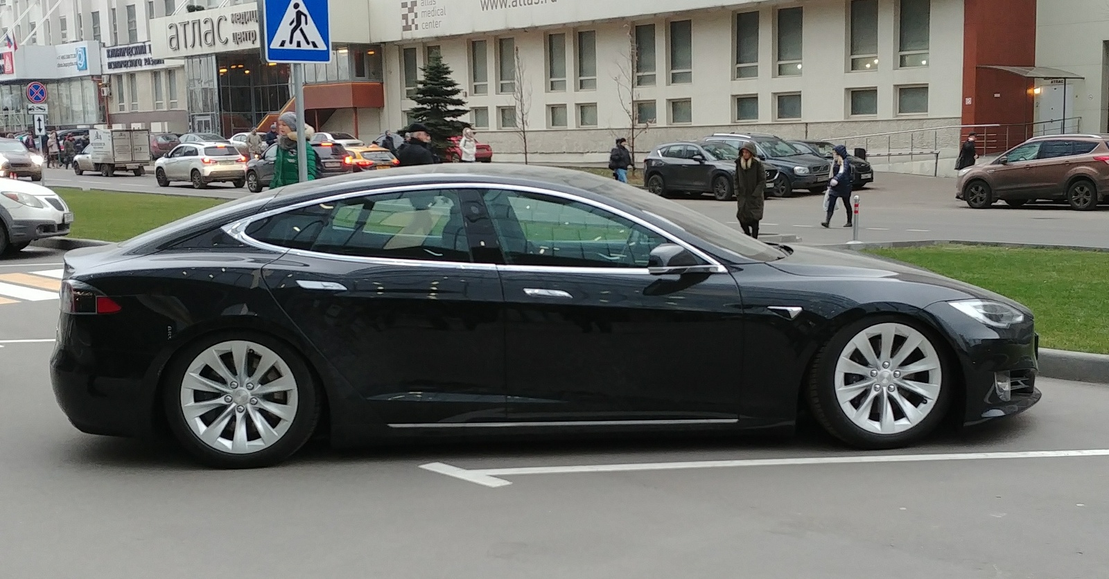 The higher the skyscrapers, the lower ... Teslas - Moscow, Russia, Tesla