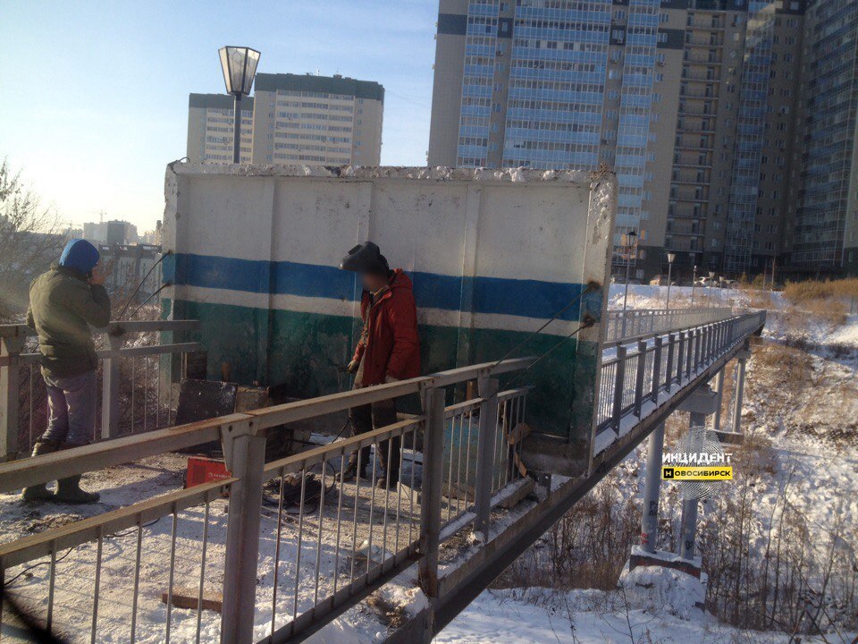 In Novosibirsk, a concrete slab was placed in the middle of the bridge. Residents of the residential complex did not like that people were walking through their territory - Lcd, Bridge, , Novosibirsk, Video, Longpost