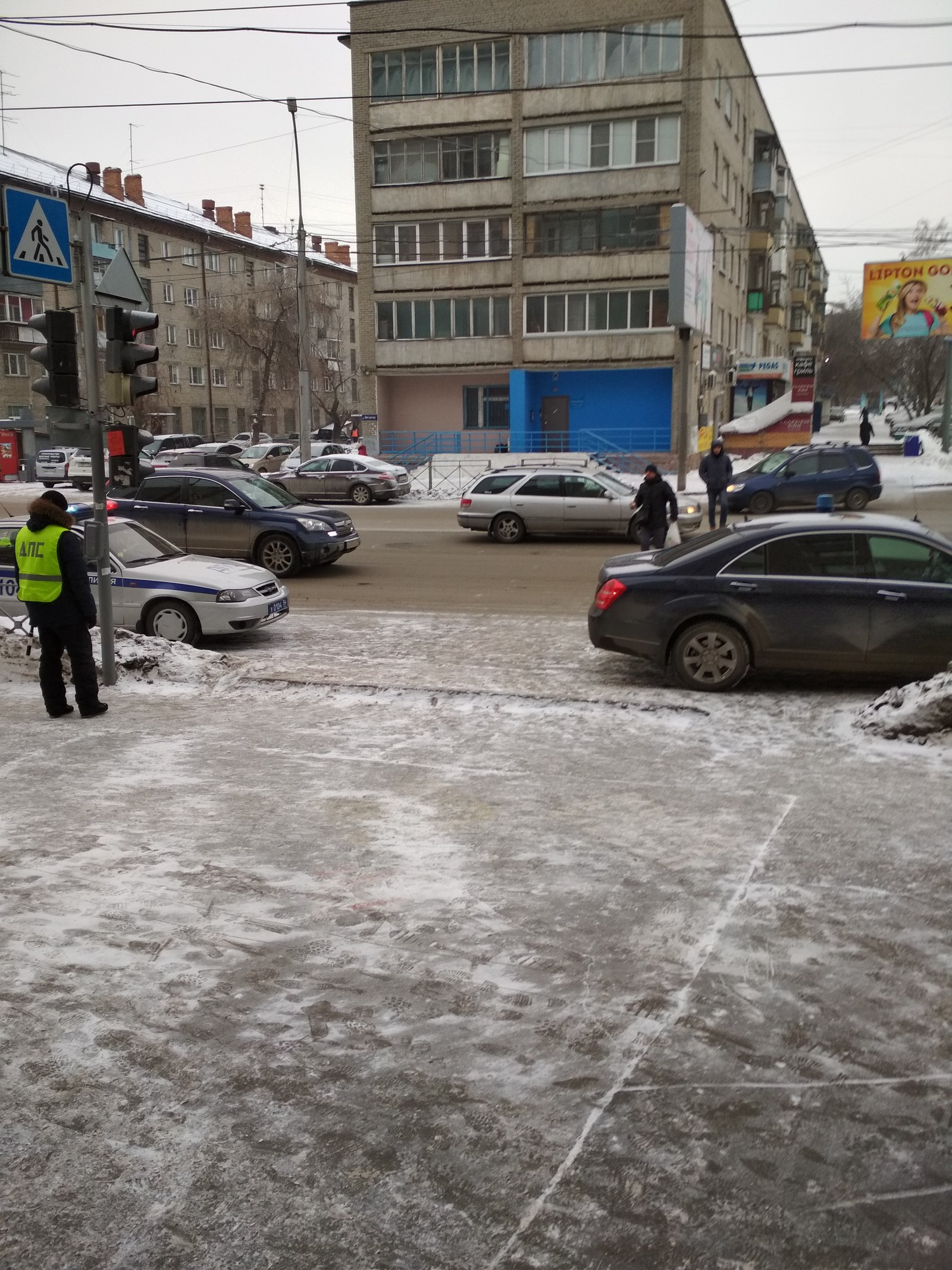 Царь приехал позавтракать. Пешеходный переход. Вроде машина представителя  президента. Новосибирск ресторан Фенимор Купер. | Пикабу