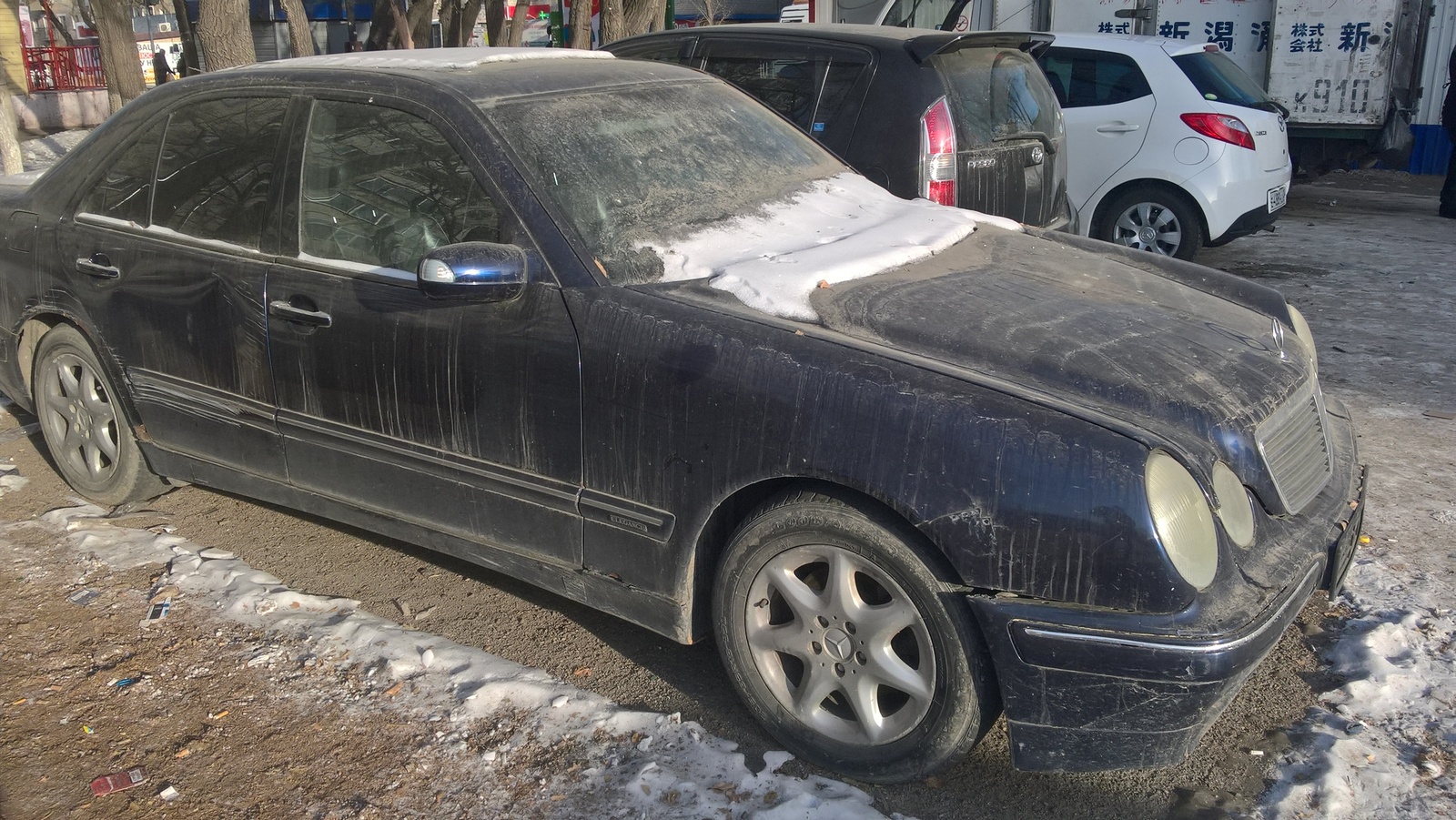 Возможно чей то угнаный мерс уже больше месяца стоит без номеров. Г. Благовещенск амурская область. Парковка первой поликлинники - Моё, Mercedes-Amg, Угнаный, Отстойник, Благовещенск, Длиннопост