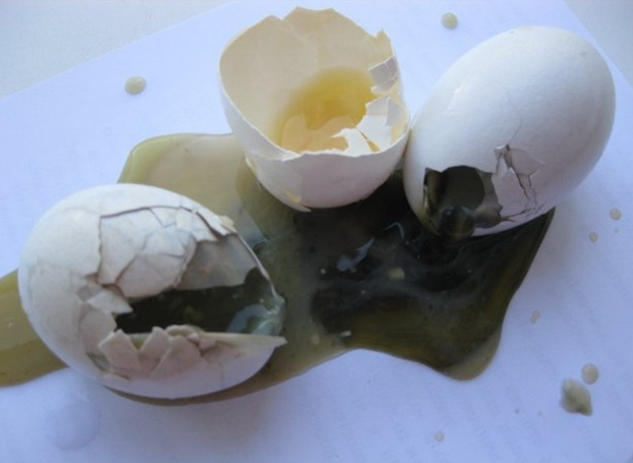 Неприятен запах яиц. Тухлое яйцо. Тухлые яйцвои.