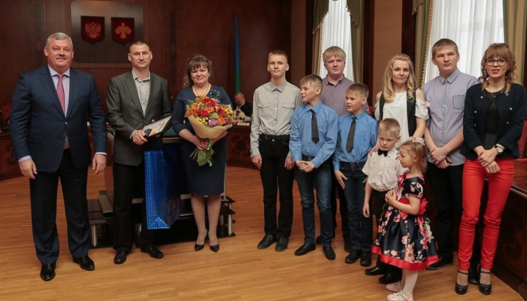 The winner of the All-Russian competition Family of the Year with many children was awarded a thermos - Politics, Power