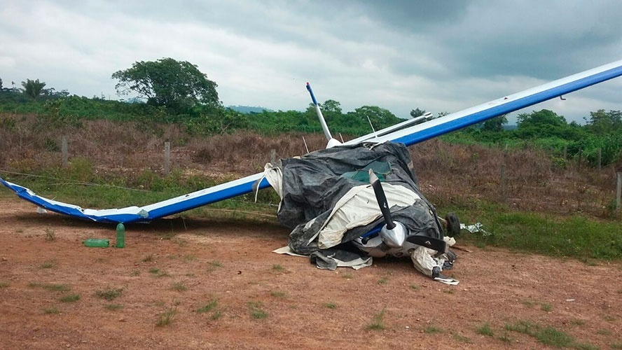 8 декабря в Бразилии, самолёт Cessna 210R столкнулся с линией электропередач при посадке. - Авиация, Самолет, Столкновение, Видео, Длиннопост