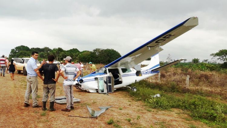 8 декабря в Бразилии, самолёт Cessna 210R столкнулся с линией электропередач при посадке. - Авиация, Самолет, Столкновение, Видео, Длиннопост