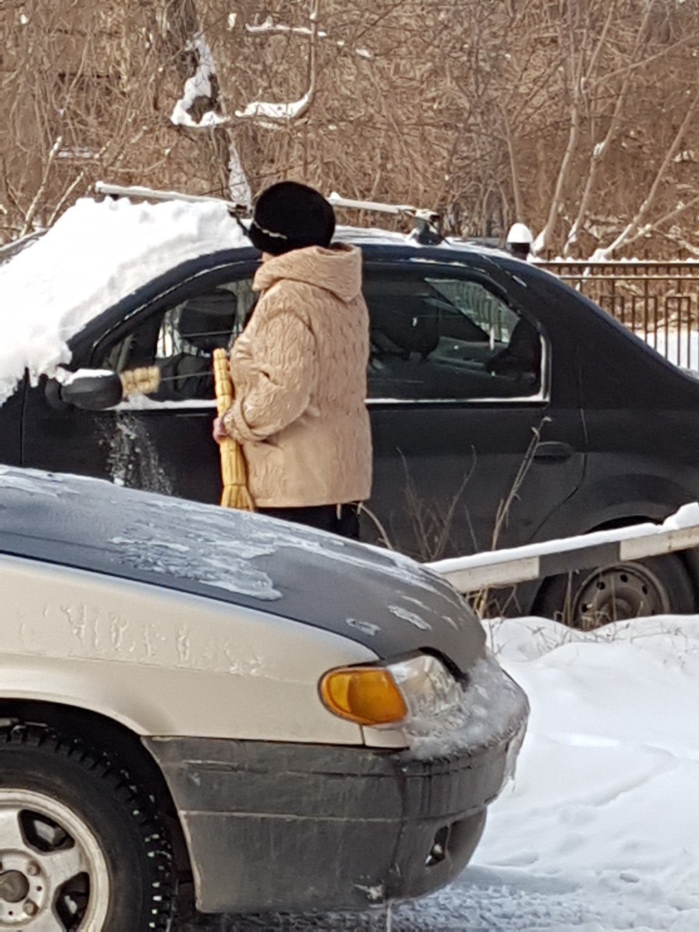 Когда внук на работе, а щетка в машине. - Автомобилисты, Машина, Уборка, Фотография, Юмор, Автоюмор, Зима, Аналог, Длиннопост