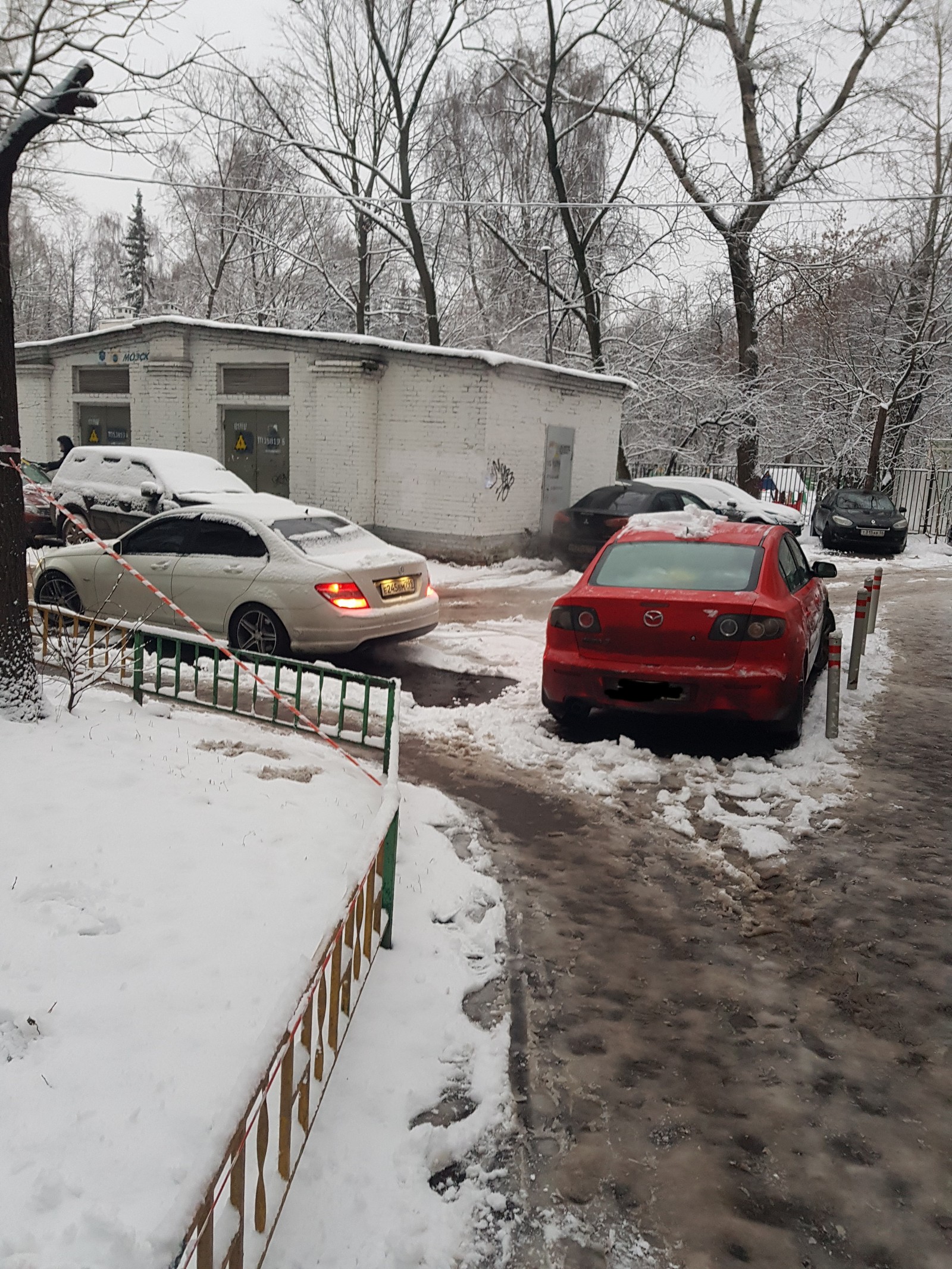 Minor car accident in the yard - Road accident, Courtyard, Moscow, Longpost