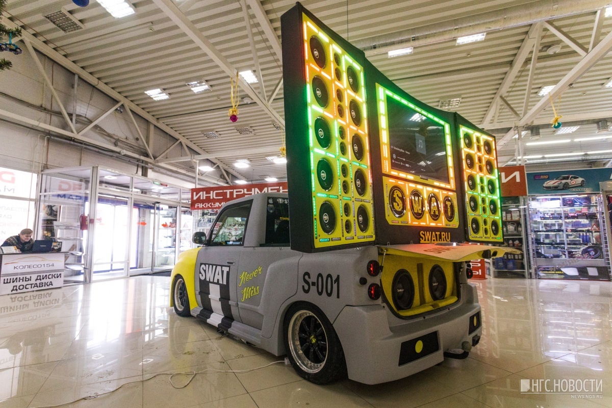 Novosibirsk cut off the roof of a Toyota bB, turned it into a pickup truck and put 26 speakers in each door! - Auto, Tuning, Toyota, Interesting, Longpost