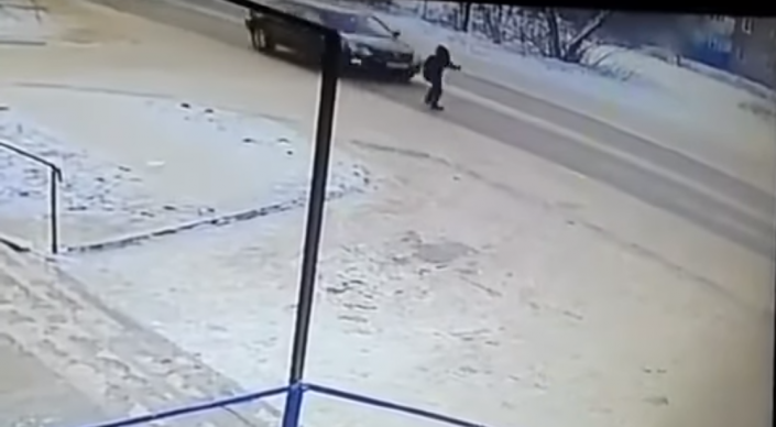 The guy after a quarrel with a girl threw himself under a car in Ust-Kamenogorsk - Kazakhstan, Ust-Kamenogorsk, Video, news