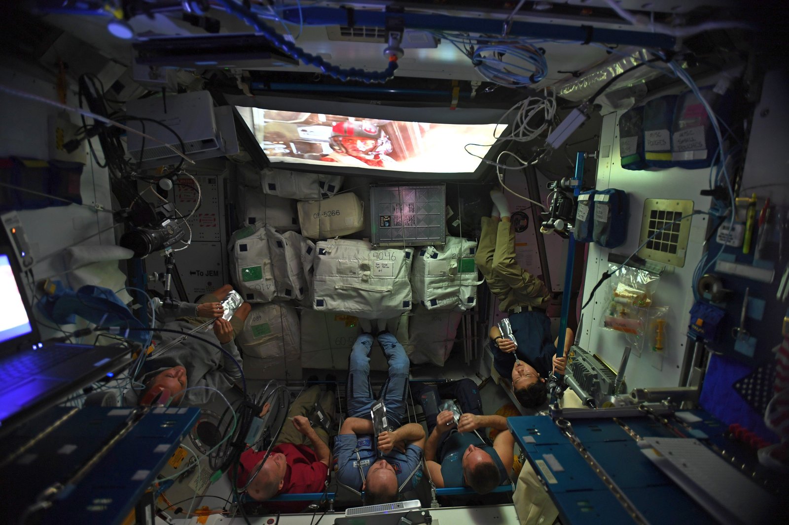 Космонавты на МКС смотрят новые «Звездные войны» | Пикабу