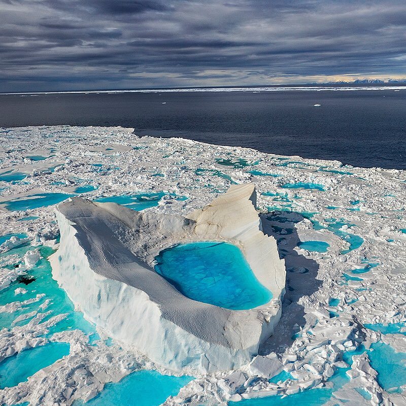 Бассейн в айсберге - Фотография, Канада, Айсберг, The National Geographic