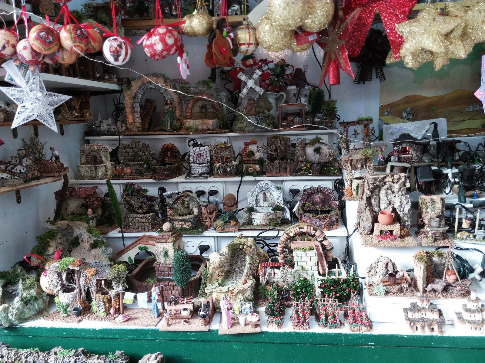 The Christmas market in Barcelona is a paradise for modellers. - My, Barcelona, , Fair, Christmas, , Modeling, Longpost, Video, Barcelona city