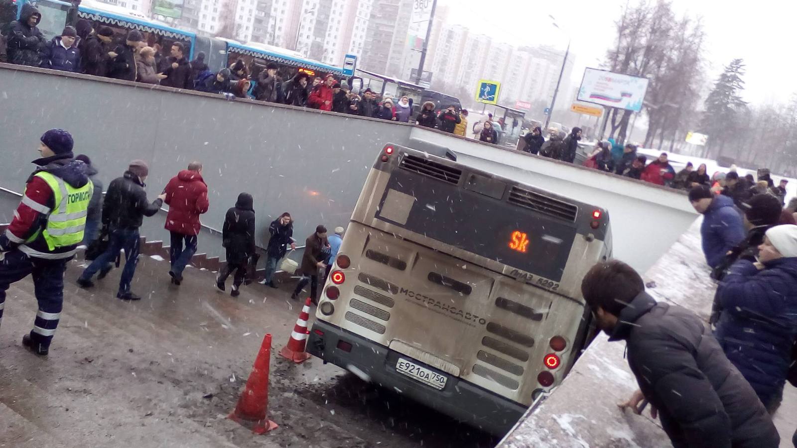 In Moscow, near the Slavyansky Bulvar metro station, a bus drove into an underpass, there are dead - Crash, Road accident, Bus, Moscow, Transition, Slavyansky boulevard