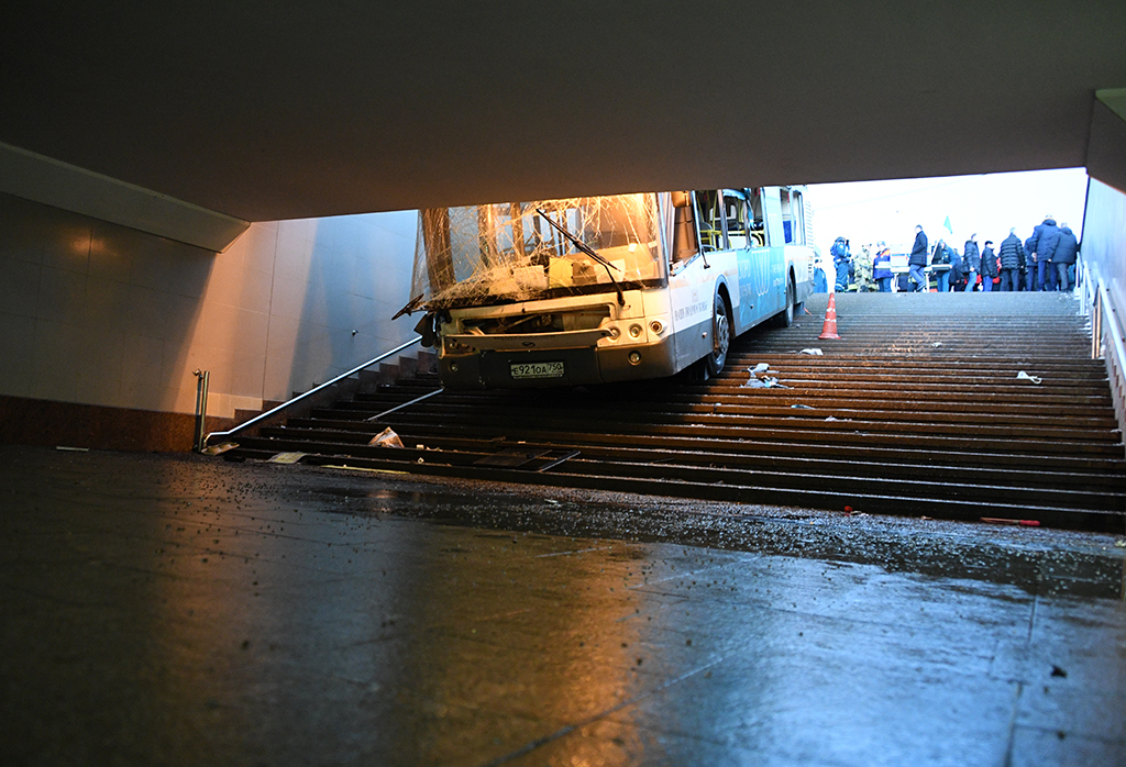 In Moscow, the bus drove into the underpass - Moscow, Bus, Underground pass, Crash, Longpost