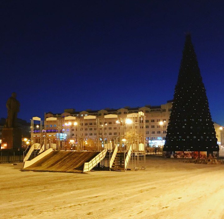 The holiday comes to us... - Christmas trees, Lenin Square, Chita