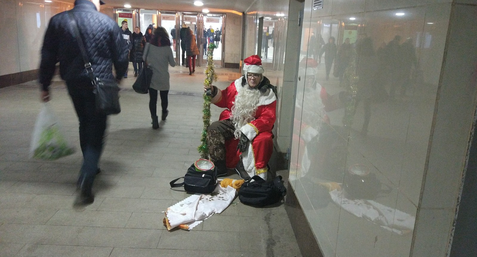 Beggars against the holiday - Beggars, Metro