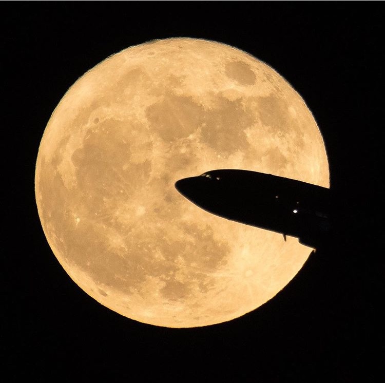 Airplane on the background of the moon - Airplane, moon, The photo, Night