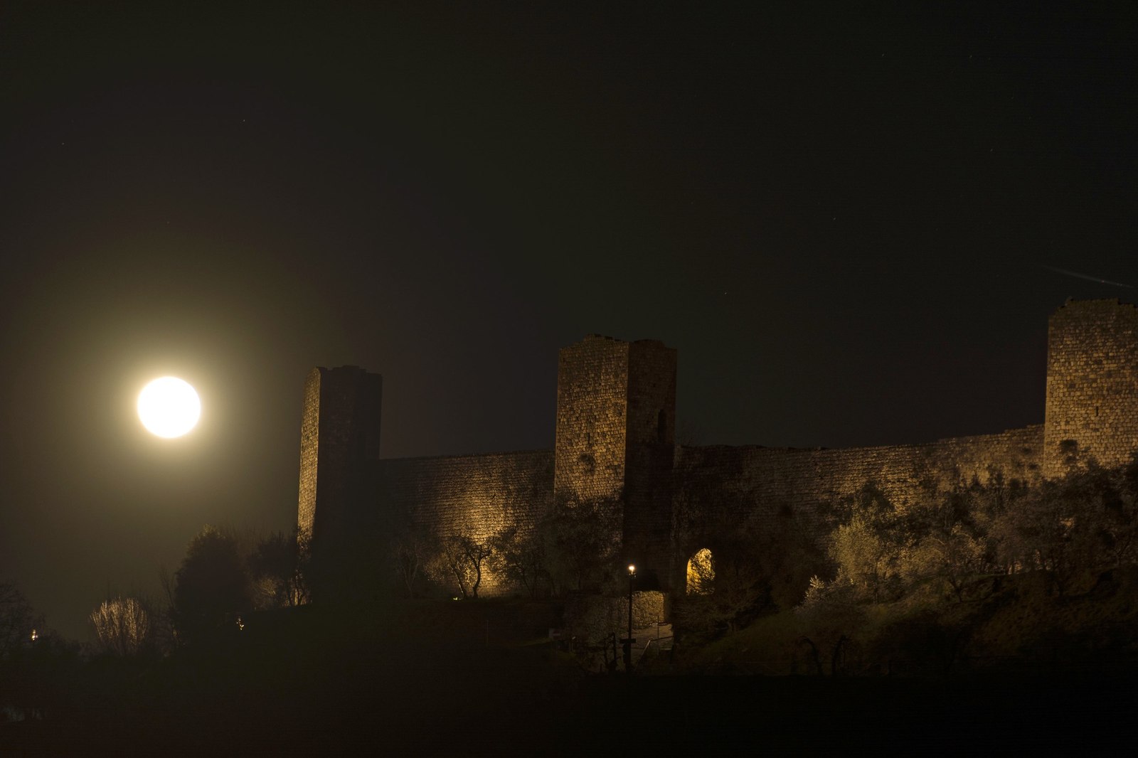 Moon castle. Луна замки из пыли. Папа де Луна крепость.