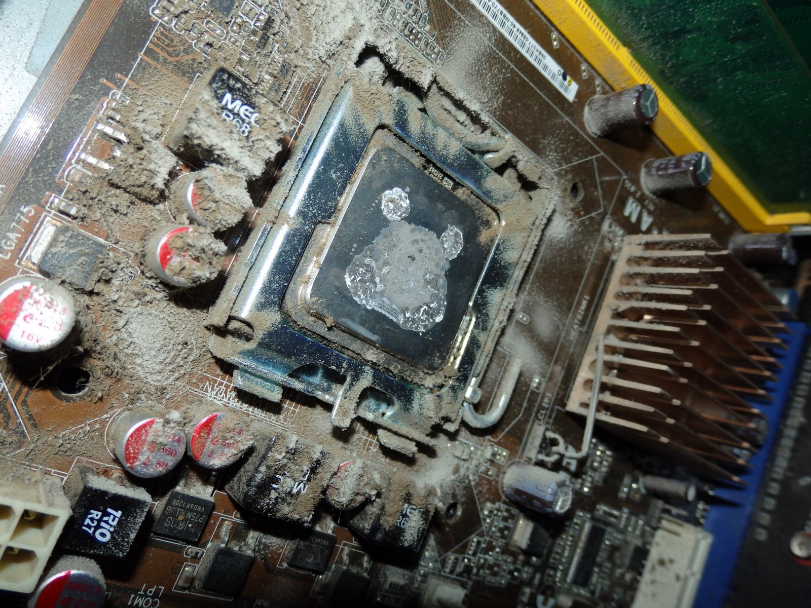 Греется цп. Сгоревший процессор Intel 1040f. Процессор прогорел. Неисправный процессор. Башня термопаста процессор.