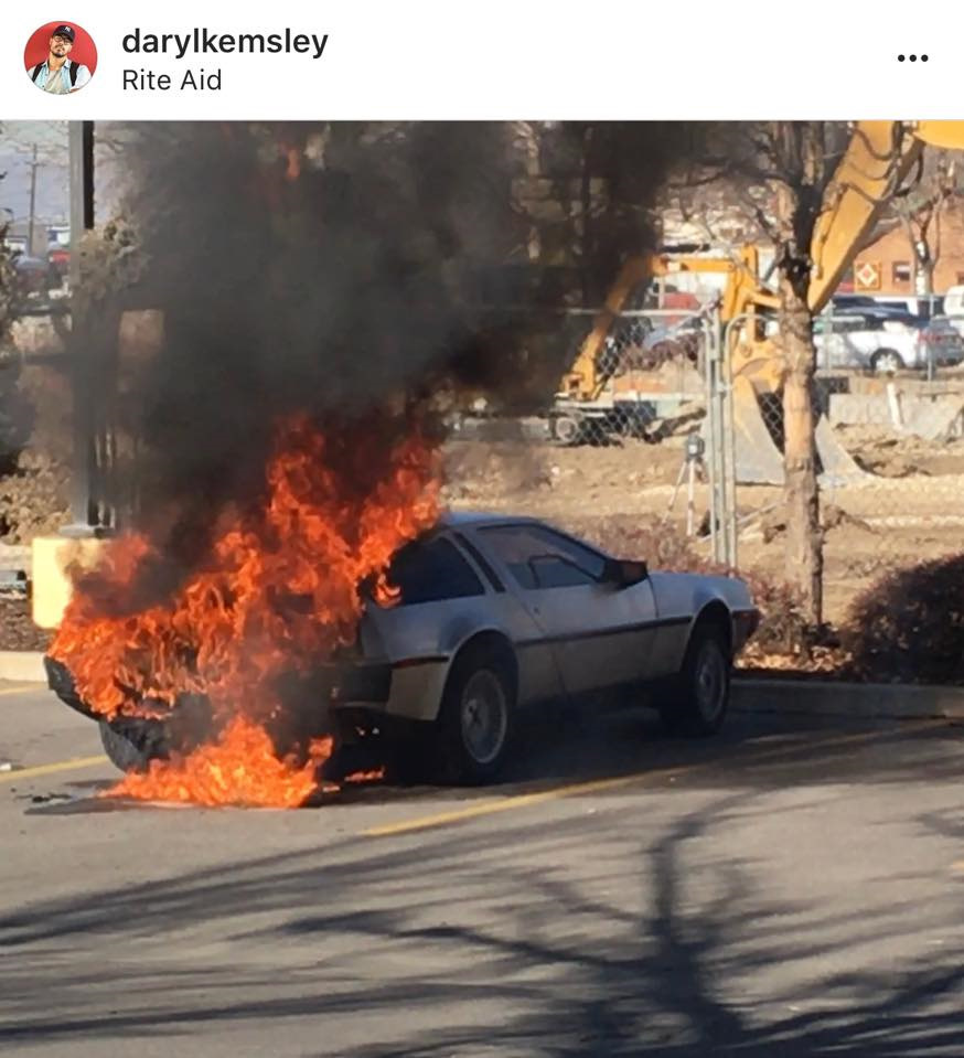 DeLorean сгорел у аптеки, сотрудники которой не дали огнетушитель | Пикабу