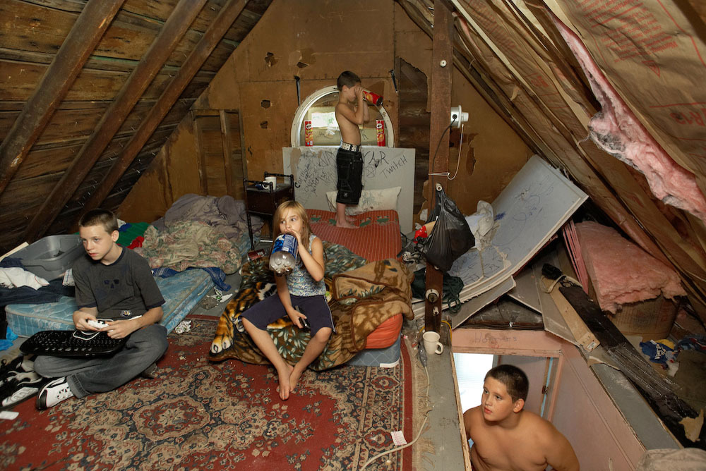 Жила в плохих условиях. Бедные американские квартиры. Бедные семьи в США. Бедная семья.