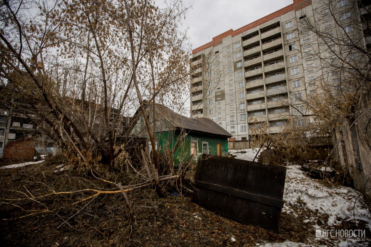 История сибирского парня и душевнобольной матери, живущих в полуразрушенной  избе | Пикабу