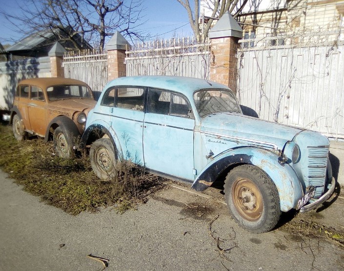 2 old ladies - My, Car, The photo, Old lady, Classic, Automotive industry, Abandoned, Rarity, Auto