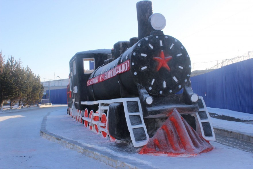 In Kamensk-Uralsky, prisoners made an exact copy of a mid-twentieth century steam locomotive from the snow. A couple of wagons were also attached to the locomotive - My, A train, Prisoners, With your own hands, Kamensk-Uralsky