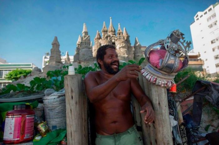 Brazilian 22 years old lives in a sand castle in a prestigious area of ??Rio de Janeiro - Happiness, Brazil, Longpost