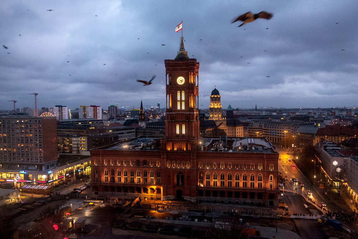 Красная ратуша (Rotes Rathaus) — резиденция берлинского Сената - Берлин, Германия, Фотография, 2017, Интересное