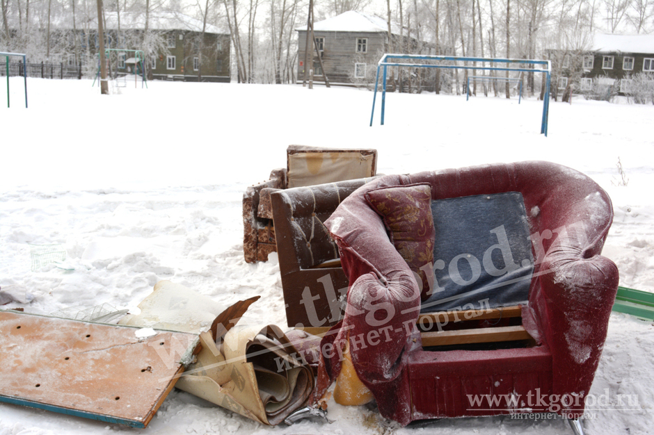 In Bratsk, people received new apartments, and old furniture is thrown right into the street - Bratsk, Irkutsk, Relocation, Bad people, Garbage, Trash, Furniture, Longpost