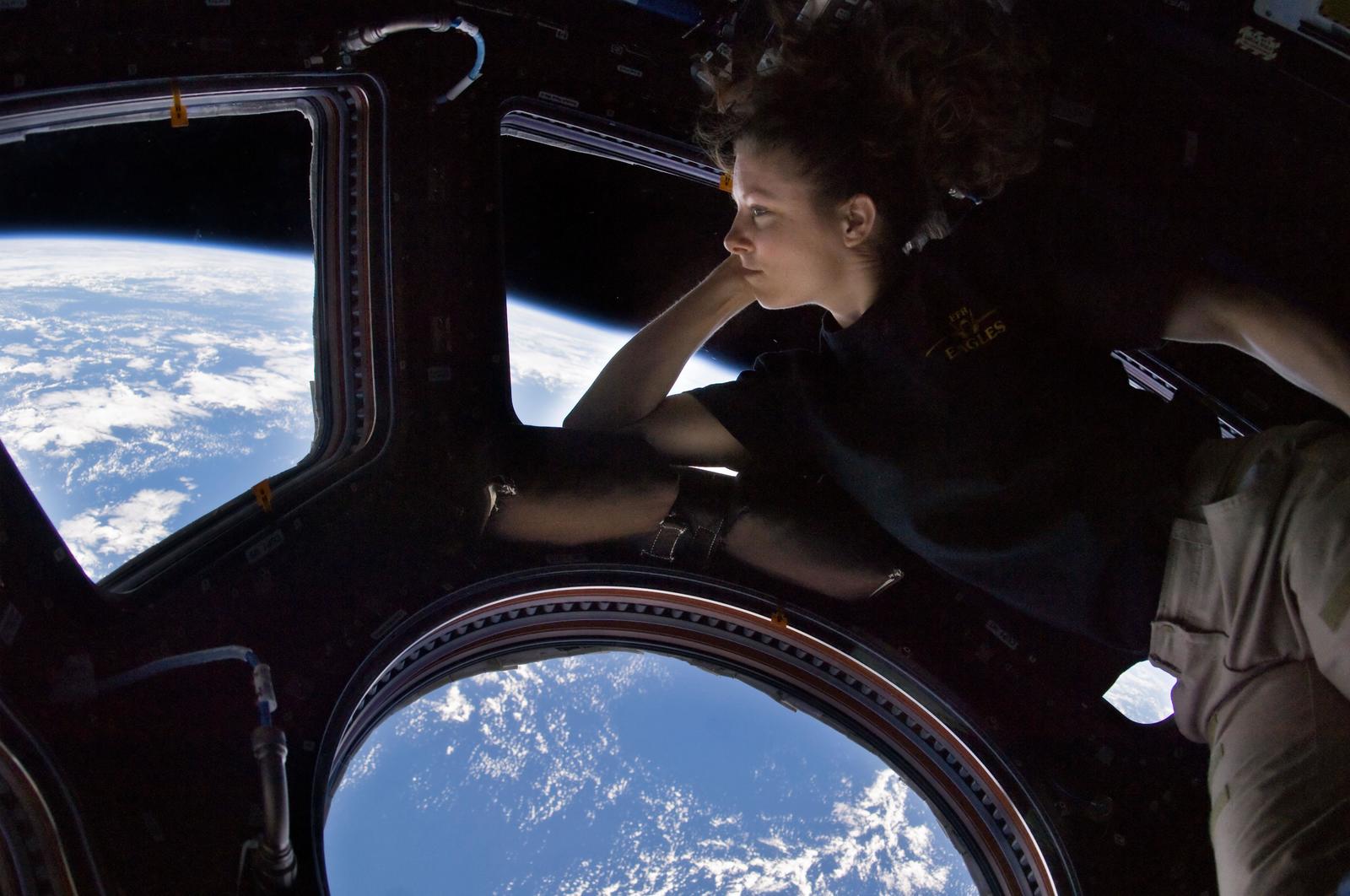 Astronaut Tracey Caldwell Dyson looks down at Earth from the International Space Station - Space, Космонавты, Land in the porthole, Astronaut