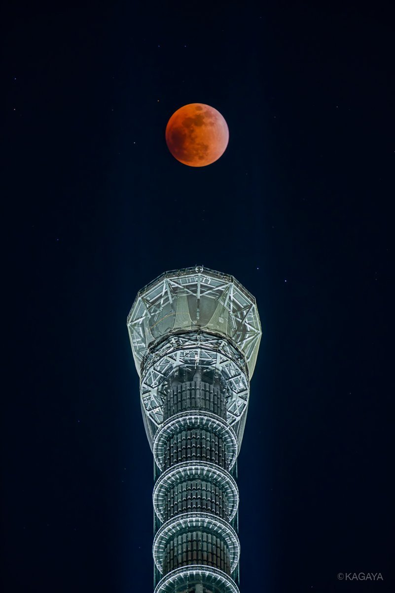 Red Moon over SkyTree in Tokyo - moon, Tokyo, , Skytree, Longpost, Twitter