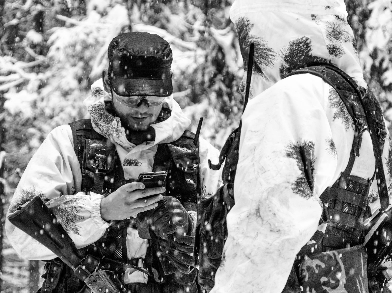 A bit of b/w from the last workout - My, The photo, Airsoft, Black and white, Forest, Winter, Snowfall, Longpost