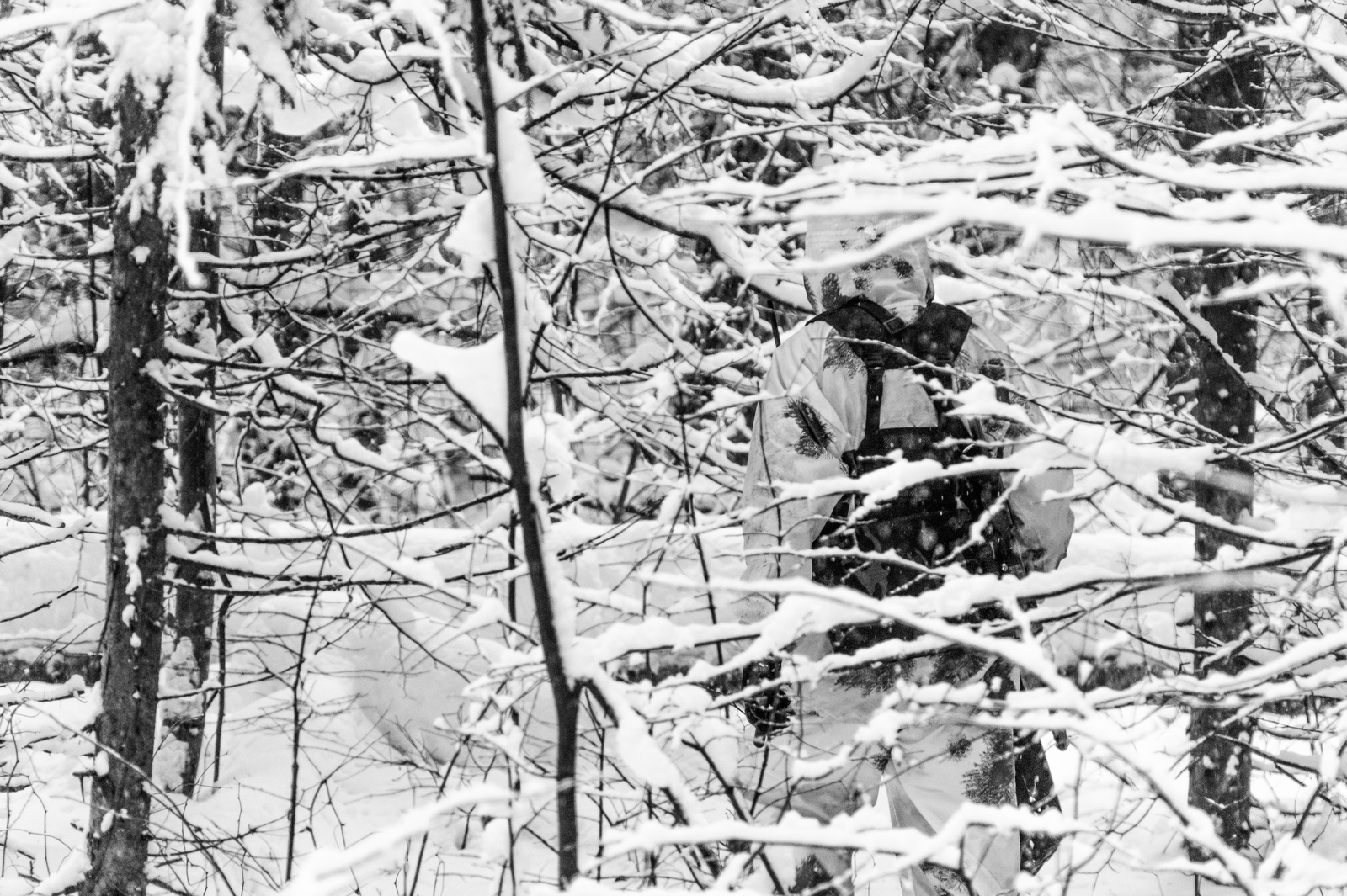 A bit of b/w from the last workout - My, The photo, Airsoft, Black and white, Forest, Winter, Snowfall, Longpost