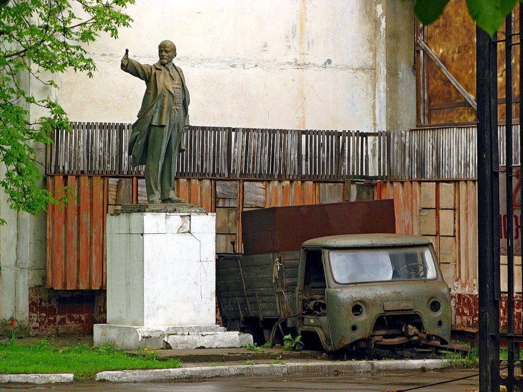 And Ilyich is in the back of history and the armored car is no longer the same - Lenin, Monument, Auto, Story, Dump, Backyard