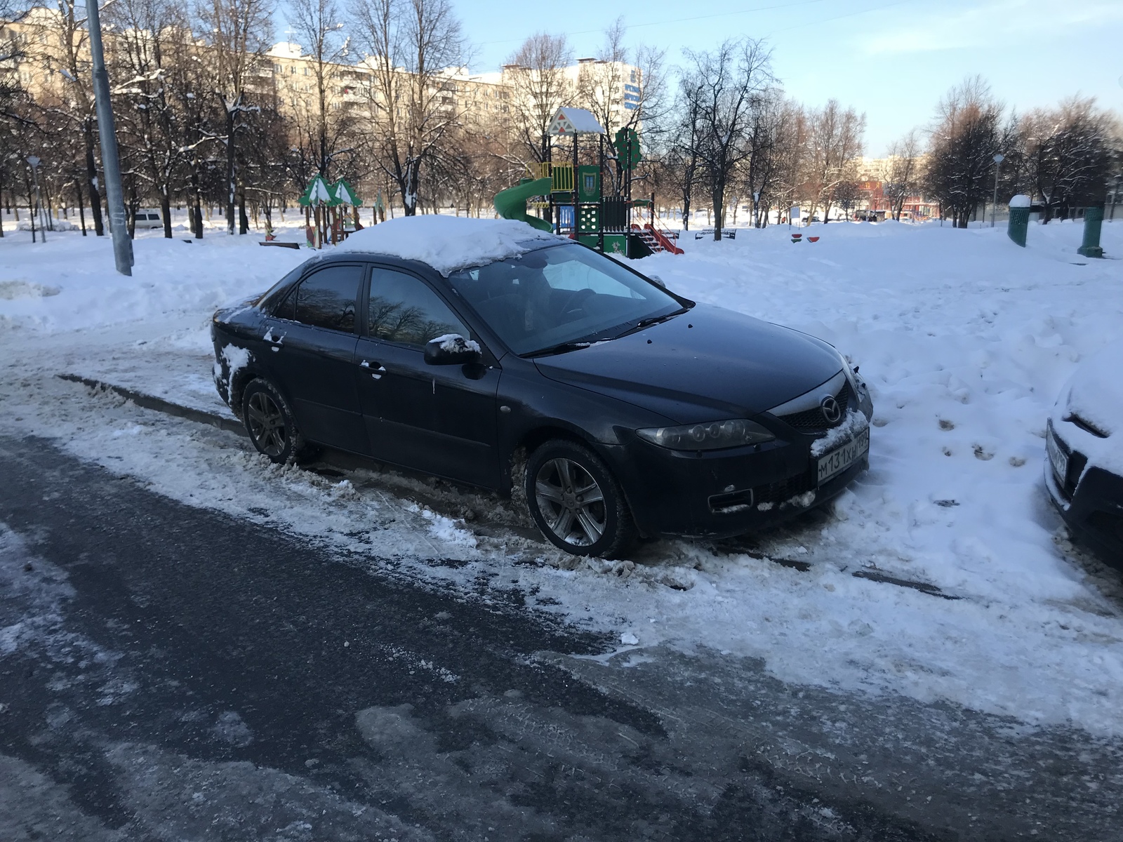 Зачем мне искать парковку? Мне и на тротуаре хорошо! | Пикабу