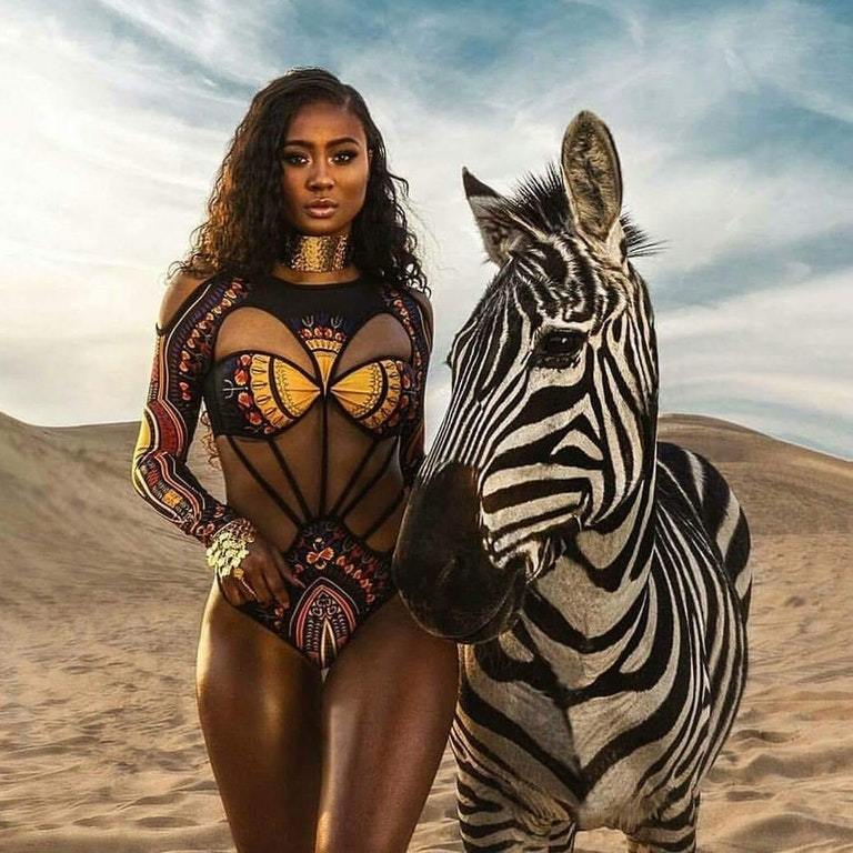 Africa. - Sand, Girls, zebra