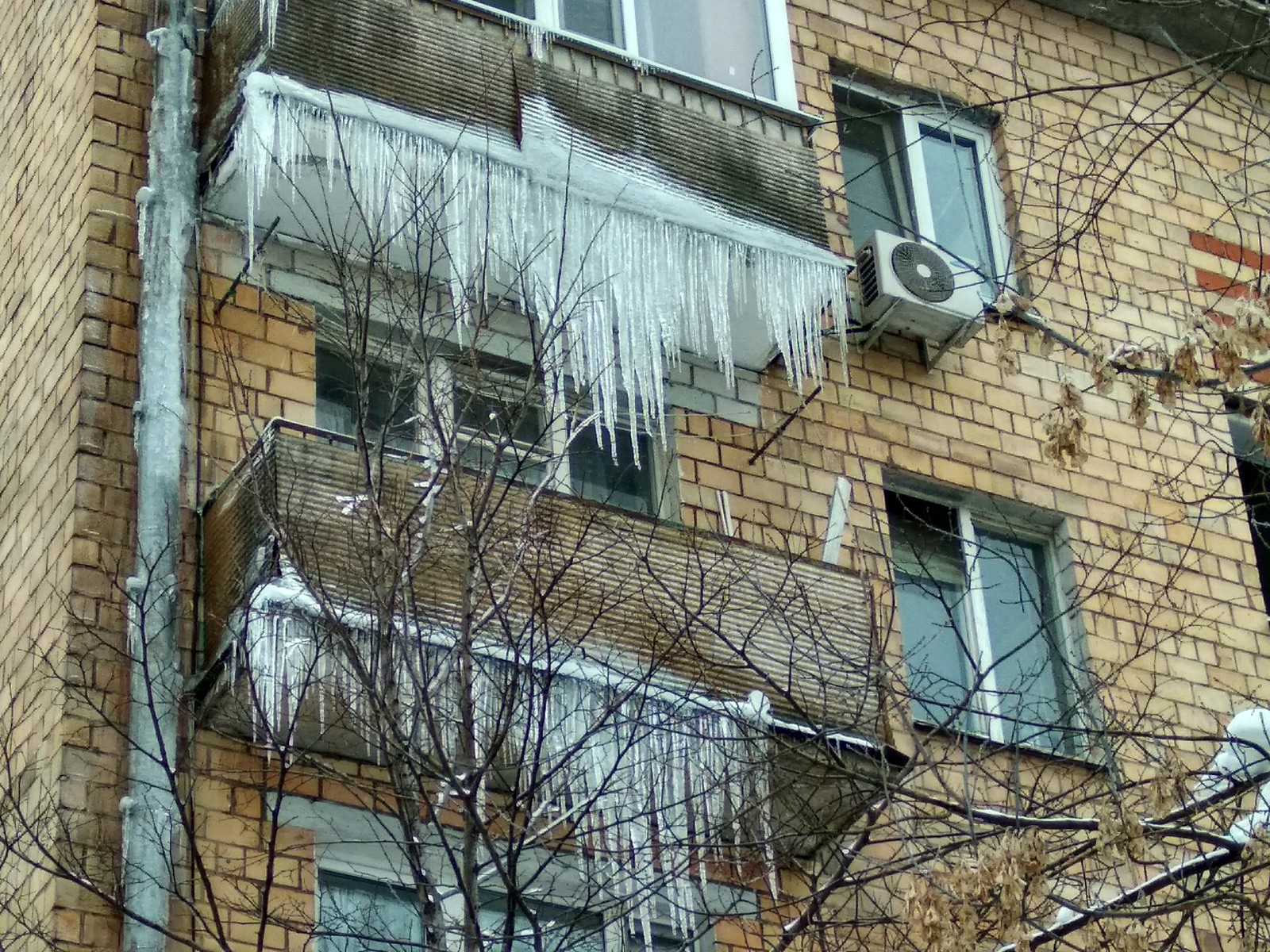 Ледяная однокомнатная пещера супермена с балконом. - Зима, Сосульки, Фотография