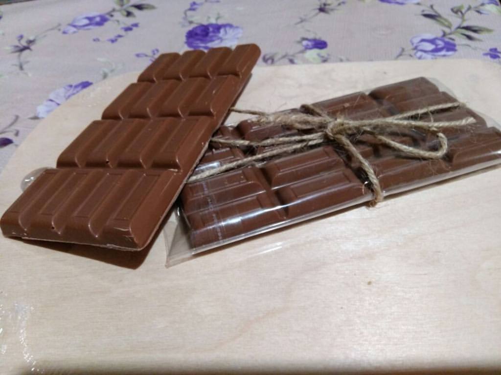 Домашняя плитка шоколада. Ручной шоколад. Шоколадные плитки ручной работы. Шоколадка плитка. Домашний шоколад плитка.