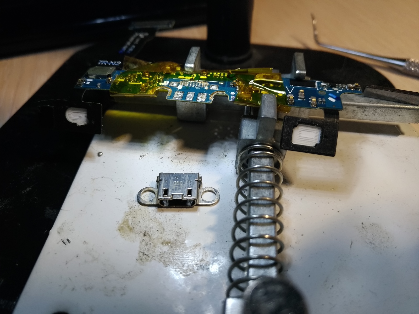 I fix primuses. Replacing the charging connector SGN4 - My, Primus, Repair of equipment, , Connector replacement, Soldering, Longpost